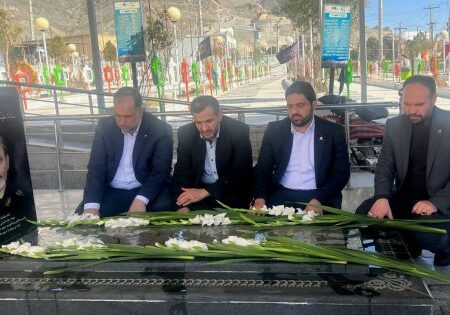 حضور مدیر عامل صندوق تامین خسارت های بدنی در گلزار شهدای زاهدان در آستانه چهل و چهارمین سالگرد انقلاب اسلامی