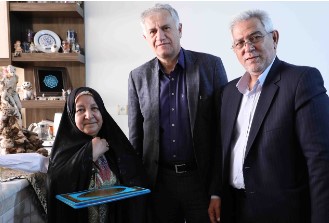 دیدار جمعی از مدیران بنیاد شهید و بانک دی با خانواده دو شهید در مشهد مقدس