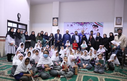 بانک صادرات ایران در ۱۰ مدرسه تهران از مقام معلم تجلیل کرد