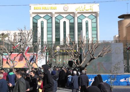 ارائه خدمات در غرفه های بانک ملی ایران در راهپیمایی یوم الله ۲۲ بهمن