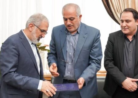 تقدیر رئیس بنیاد مسکن از بانک مسکن به‌ پاس نقش مؤثر در طرح نهضت ملی